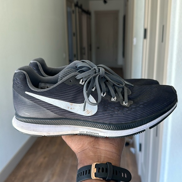 Women’s Nike running shoes - Picture 1 of 3